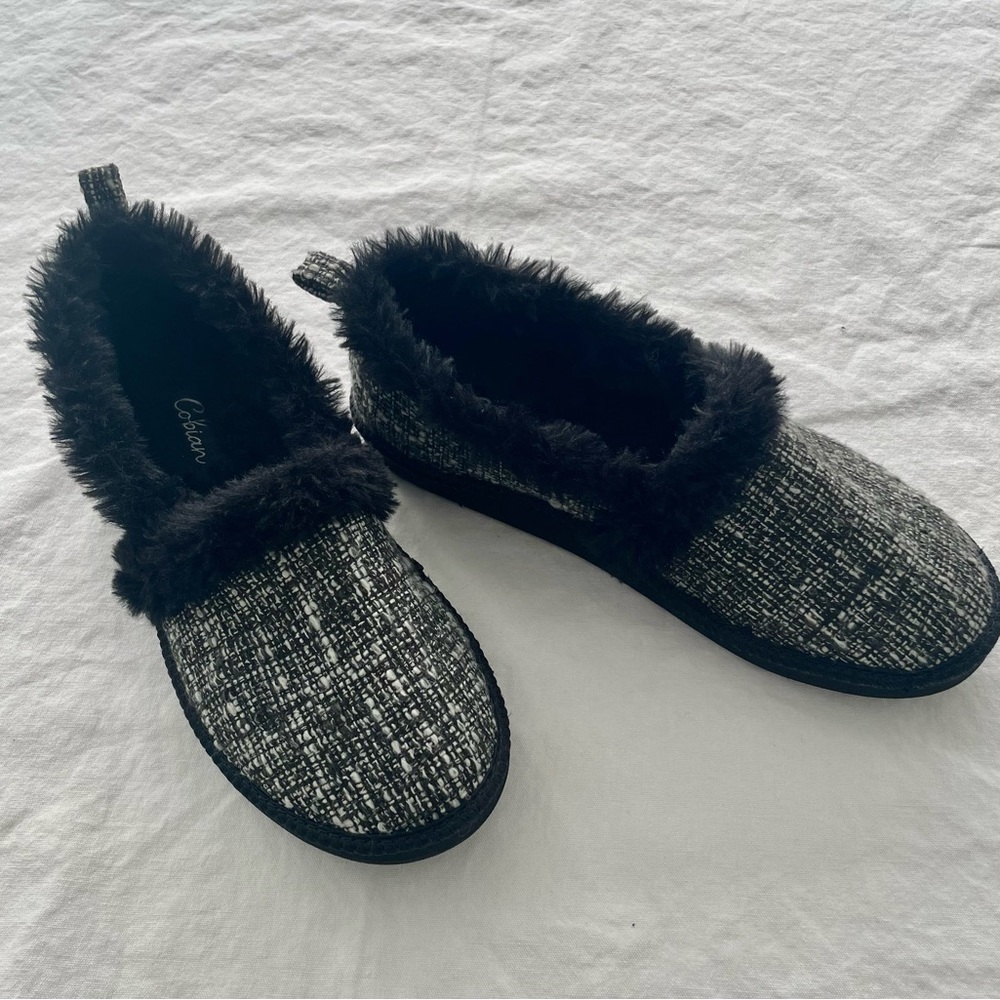 Cobian Reflections Black and white fur Slippers for Women Size 6 like new